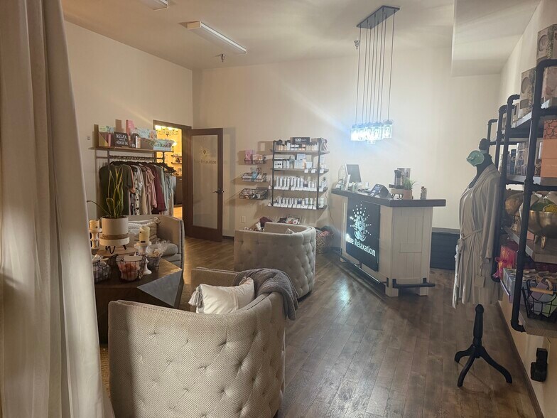 More Photos Of 2450 S White Mountain Rd, Show Low Showroom For Lease