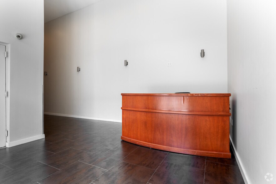 More Photos Of 11-11 44th Dr, Long Island City Office For Lease