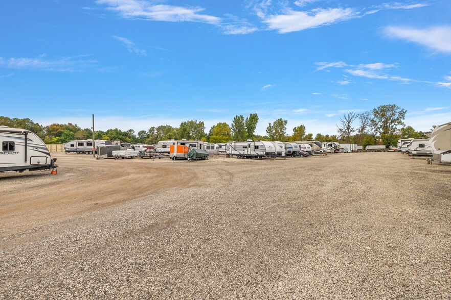 More Photos Of 59120 Oasis Center Dr, South Lyon Self Storage For Sale