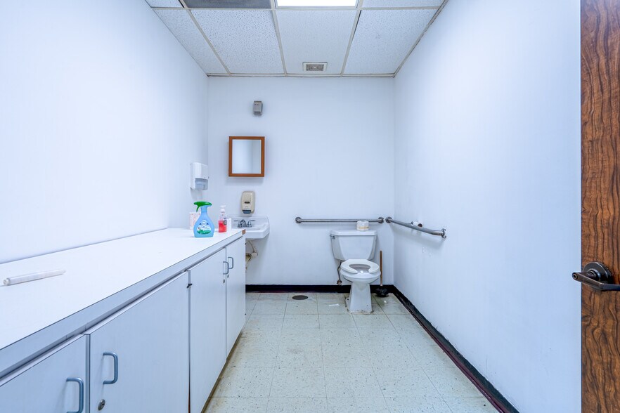 More Photos Of 2424 Hamilton St, Houston Medical For Lease