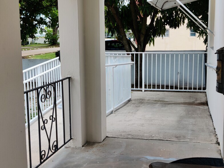 More Photos Of 660 Miller Dr, Miami Springs Research And Development For Sale