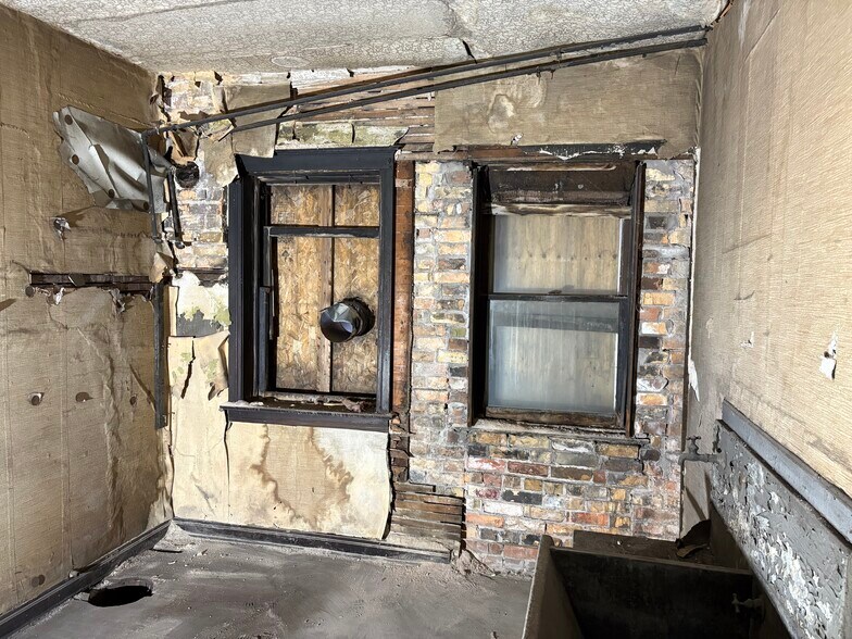 More Photos Of 2301 W Superior St, Duluth Storefront Retail Residential For Sale
