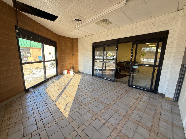 More Photos Of 808-810 N Monroe St, Waterloo Freestanding For Lease