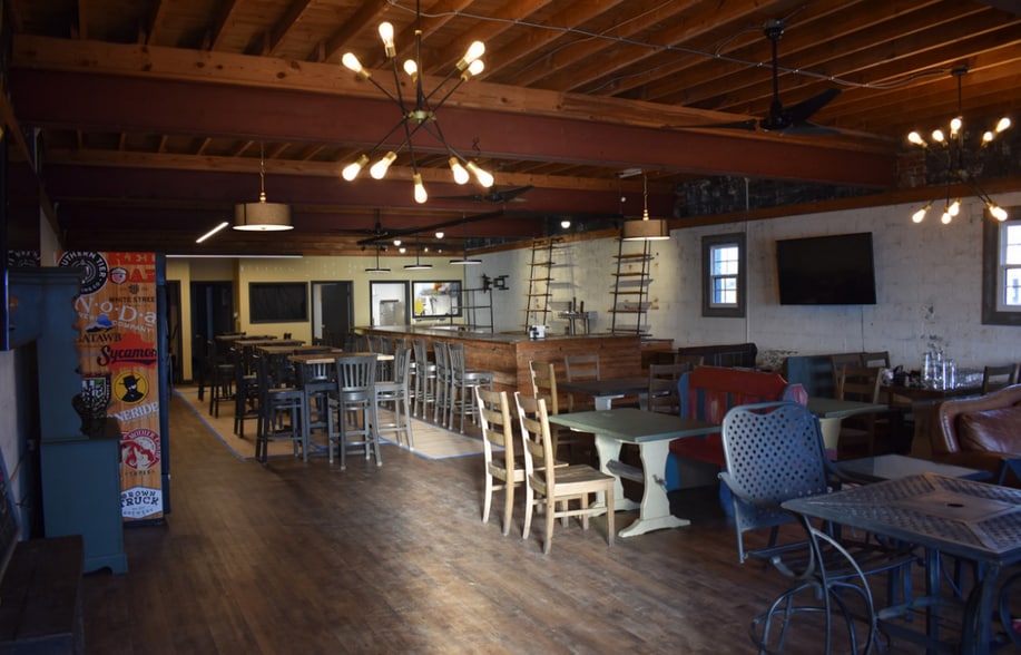More Photos Of 208 N College Ave, Newton Bar For Sale
