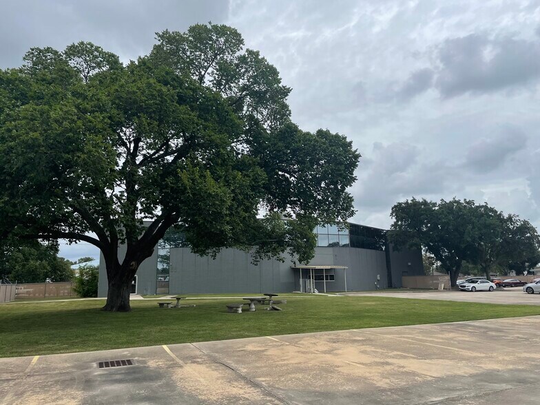 More Photos Of 722 Fairmont Pky, Pasadena Light Manufacturing For Lease