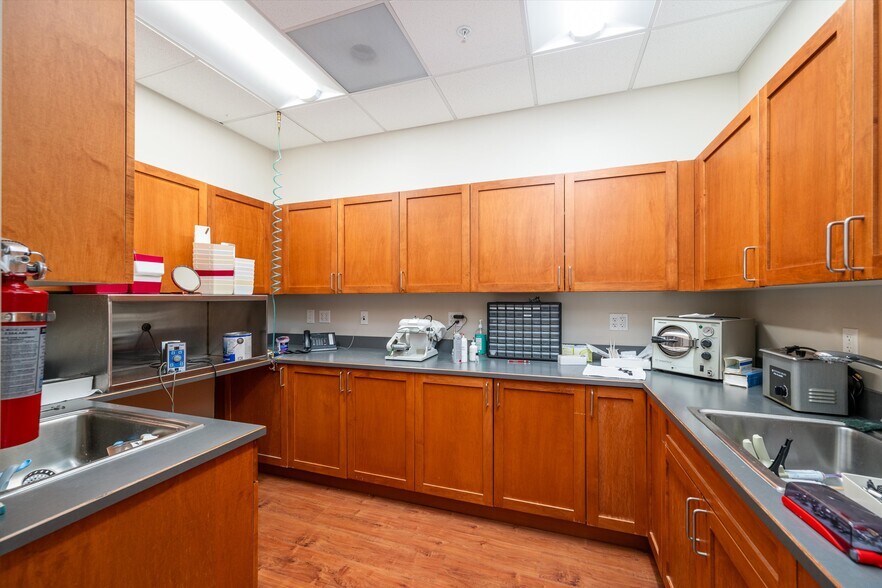 More Photos Of 905 Squalicum Way, Bellingham Flex For Sale