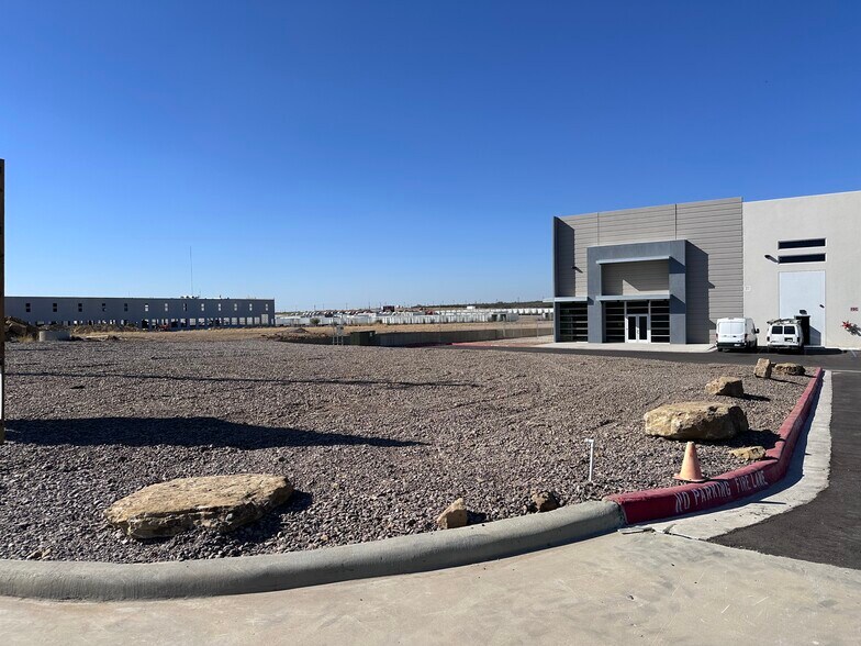 More Photos Of 19926 Kraus Lp, Laredo Distribution For Sale