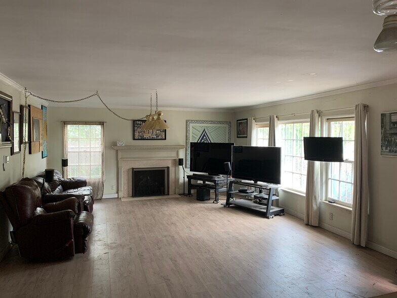 More Photos Of 1826 Wellington Rd, Los Angeles Specialty For Sale