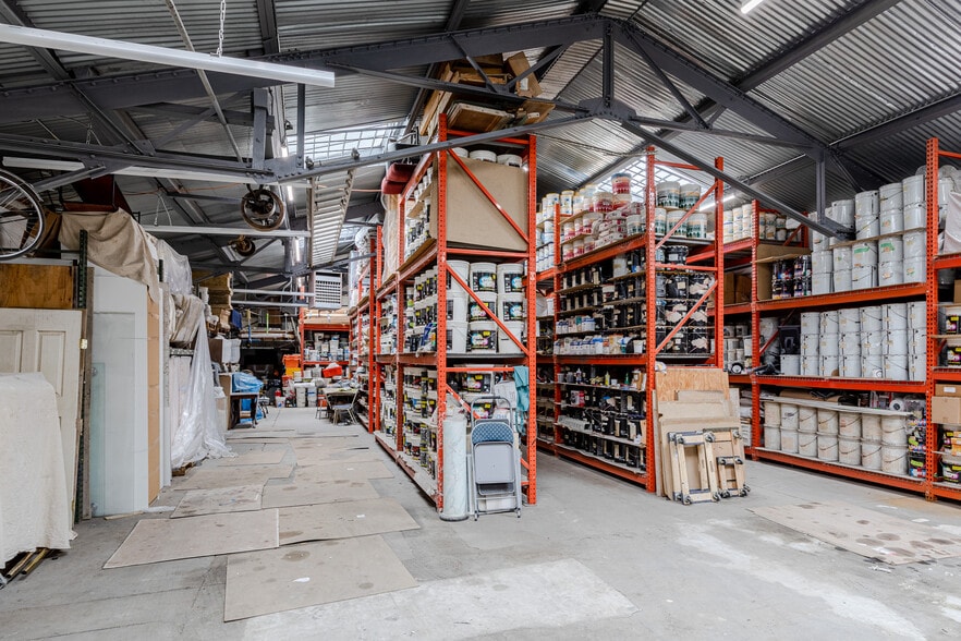 More Photos Of 234 Russell St, Brooklyn Showroom For Lease