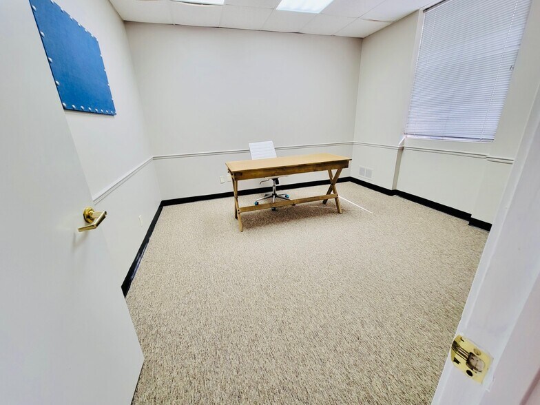 More Photos Of 3675 S Noland Rd, Independence Office Residential For Lease