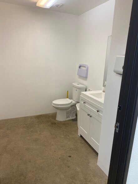 More Photos Of 760 W 16th St, Costa Mesa Warehouse For Lease