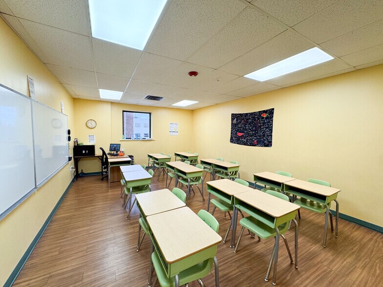 More Photos Of 860-862 Silas Deane Hwy, Wethersfield Freestanding For Lease