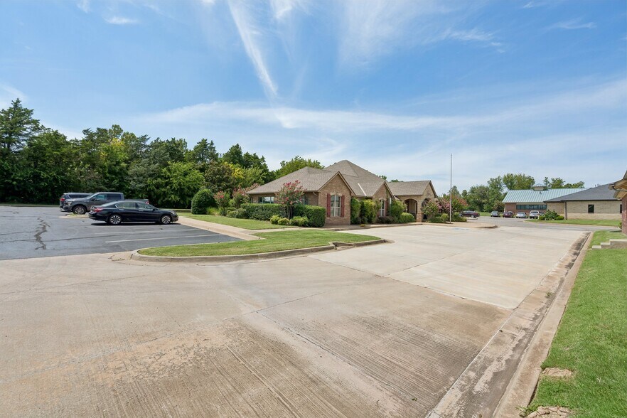 More Photos Of 2933 S Bryant Ave, Edmond Office For Sale