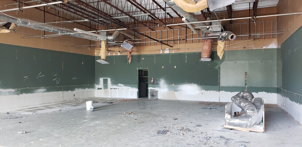 More Photos Of 3015 E Causeway Approach, Mandeville General Retail For Sale