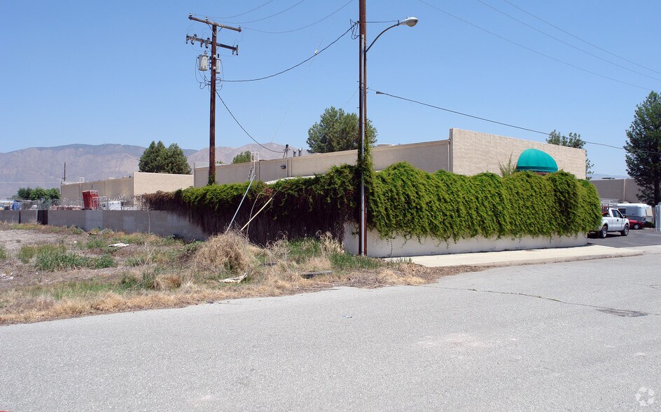 More Photos Of 817-873 W 9th St, San Jacinto Warehouse For Lease