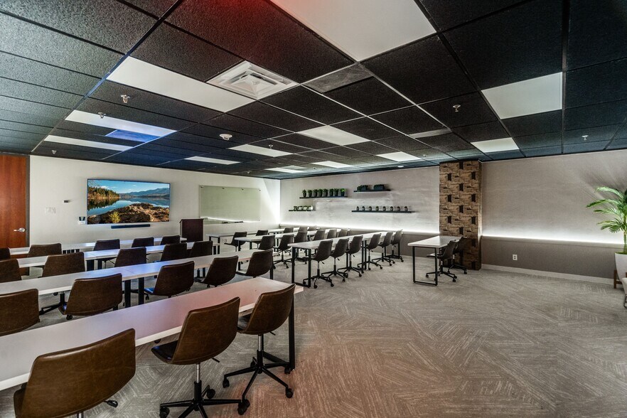 More Photos Of 3010 Lyndon B Johnson Fwy, Dallas Coworking Space