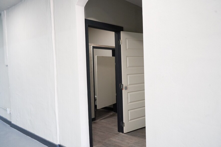 More Photos Of 9205 Mesa Dr, Houston Showroom For Sale