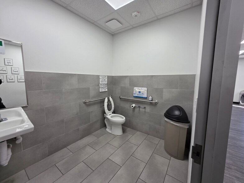 More Photos Of 17620 Eastex Fwy, Humble Industrial For Sale