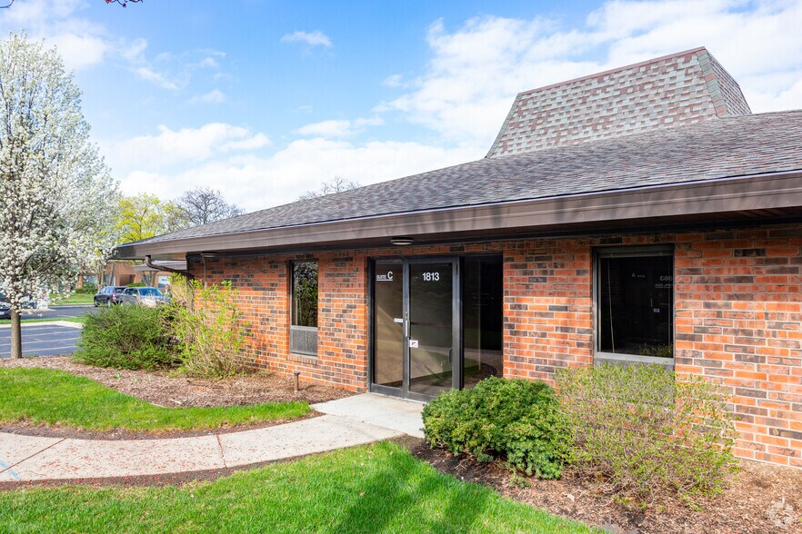 More Photos Of 1803 Hicks Rd, Rolling Meadows Unknown For Lease