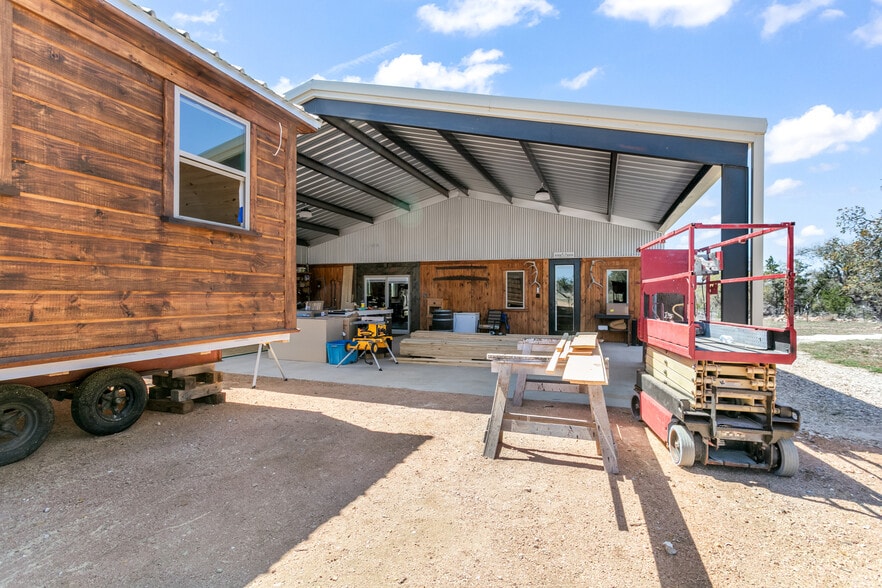 More Photos Of 100 Five Star Trl, Fredericksburg Hotel For Sale
