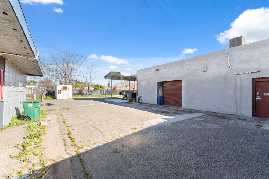 More Photos Of 1100 N Fresno St, Fresno Service For Sale