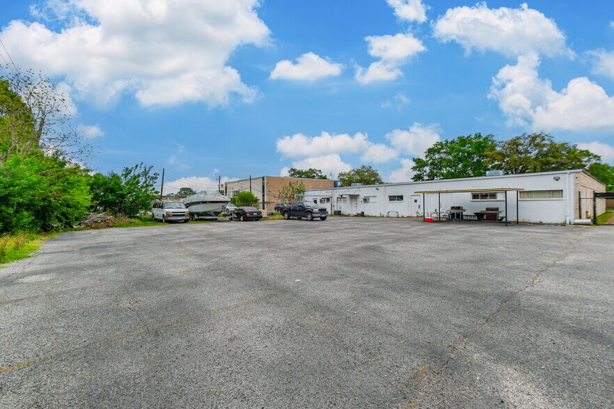 More Photos Of 8200 Westglen Dr, Houston Loft Creative Space For Lease