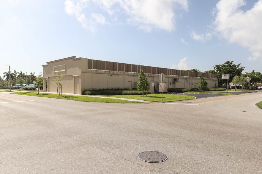 More Photos Of 201-233 S Federal Hwy, Pompano Beach Storefront For Lease