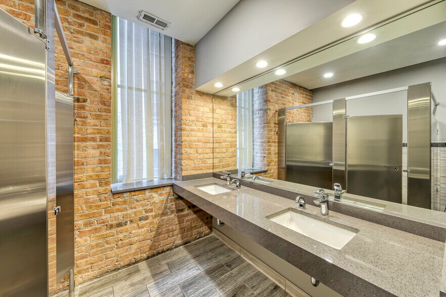 More Photos Of 343 W Erie St, Chicago Office For Lease