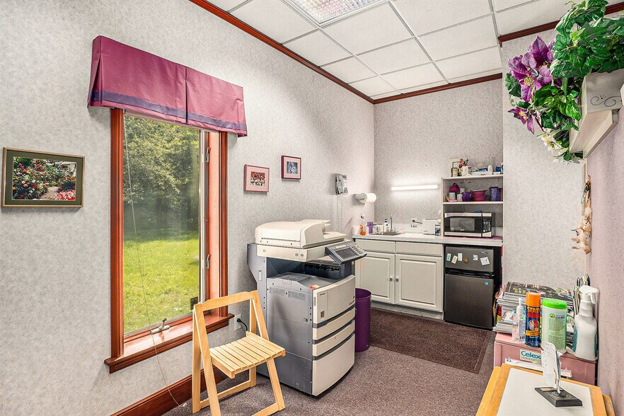 More Photos Of 4165 Lippincott Blvd, Burton Light Distribution For Sale