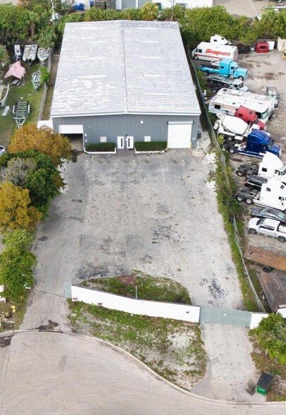 More Photos Of 13050 NW 43rd Ave, Opa Locka Warehouse For Lease