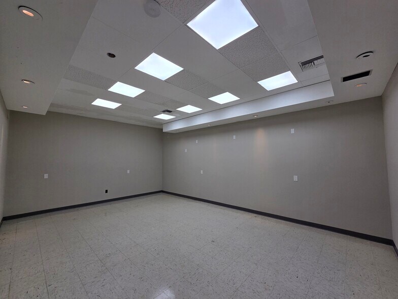 More Photos Of 6800 Edgewater Commerce Pky, Orlando Warehouse For Sale