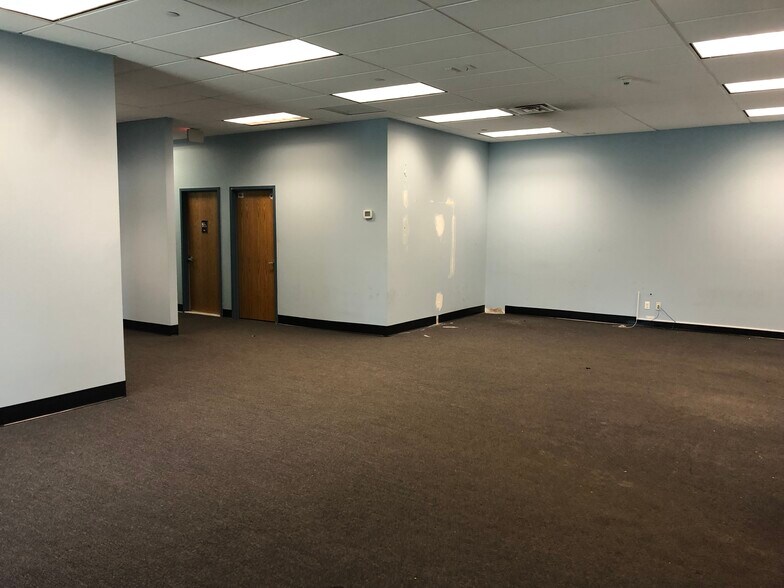 More Photos Of 700 Hicksville Rd, Bethpage Warehouse For Lease