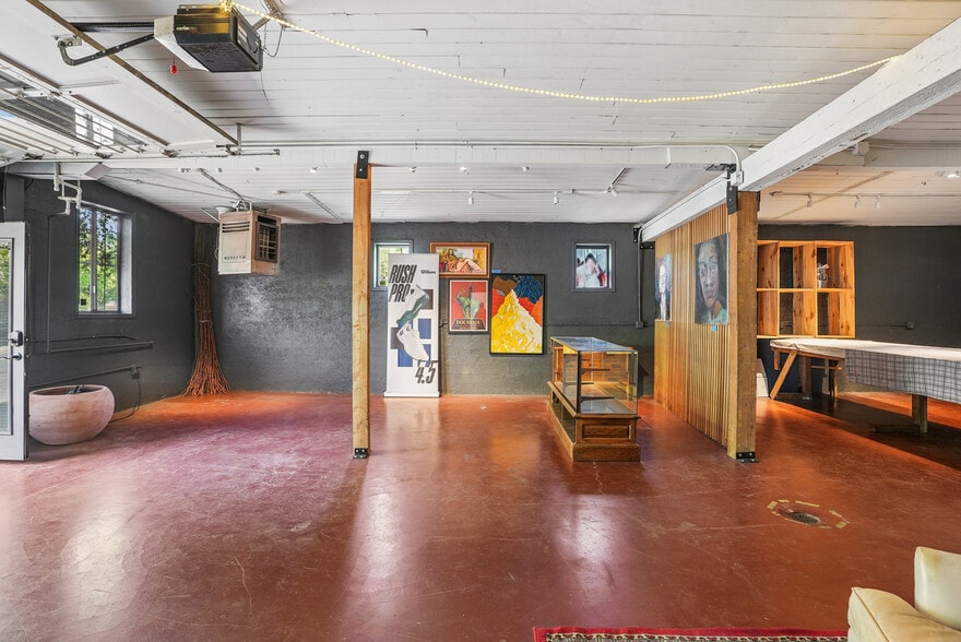 More Photos Of 1114 SE Clay St, Portland Freestanding For Sale