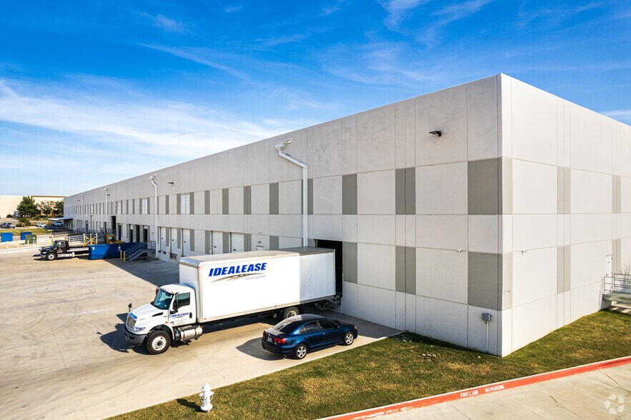 More Photos Of 301 Vista Ridge Mall Dr, Lewisville Warehouse For Lease