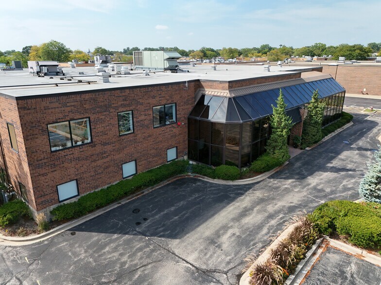 Primary Photo Of 3175 Commercial Ave, Northbrook Office For Lease