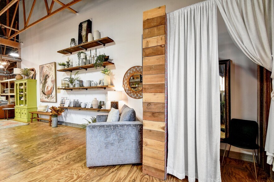 More Photos Of 330 W Mercer St, Dripping Springs Freestanding For Lease