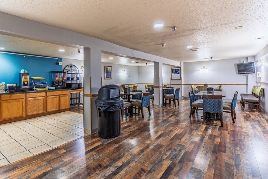 More Photos Of 519 Crook St, Custer Hotel For Sale