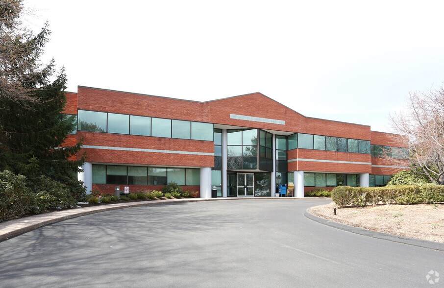 More Photos Of 10 Executive Dr, Farmington Office For Lease
