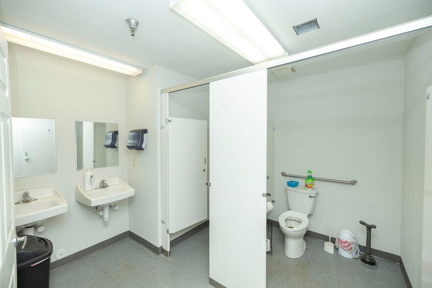More Photos Of 226 E Ross St, Clearwater Freestanding For Sale