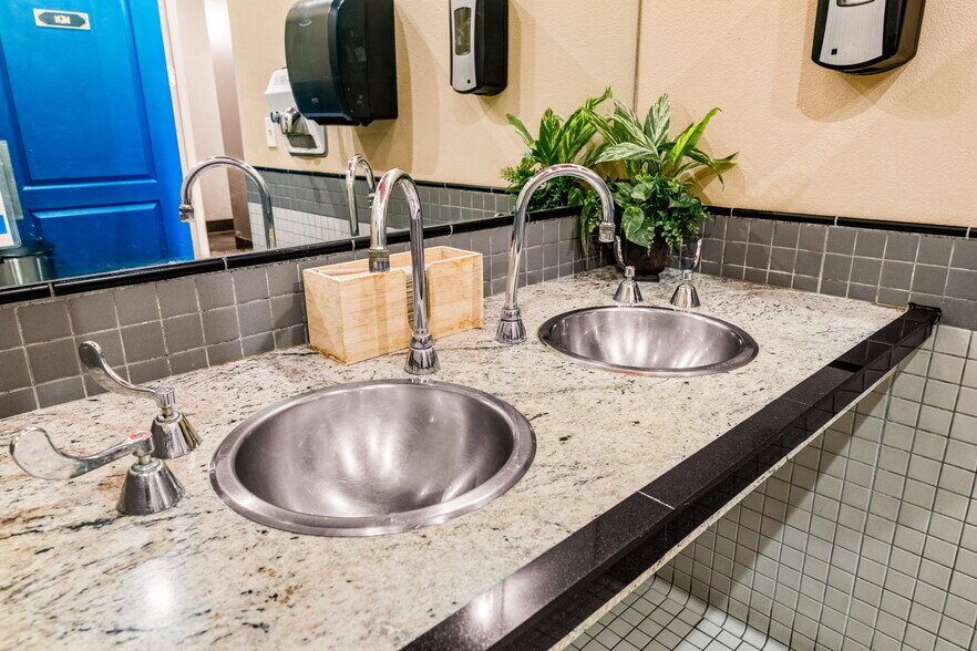 More Photos Of 701 E 2nd Ave, Durango Showroom For Lease