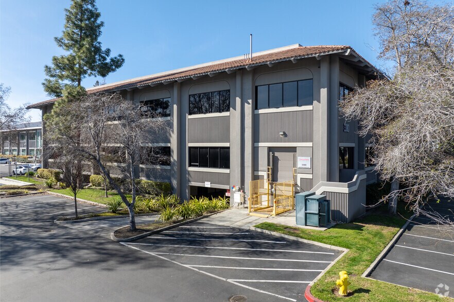 More Photos Of 3380 Central Expy, Santa Clara Flex For Sale