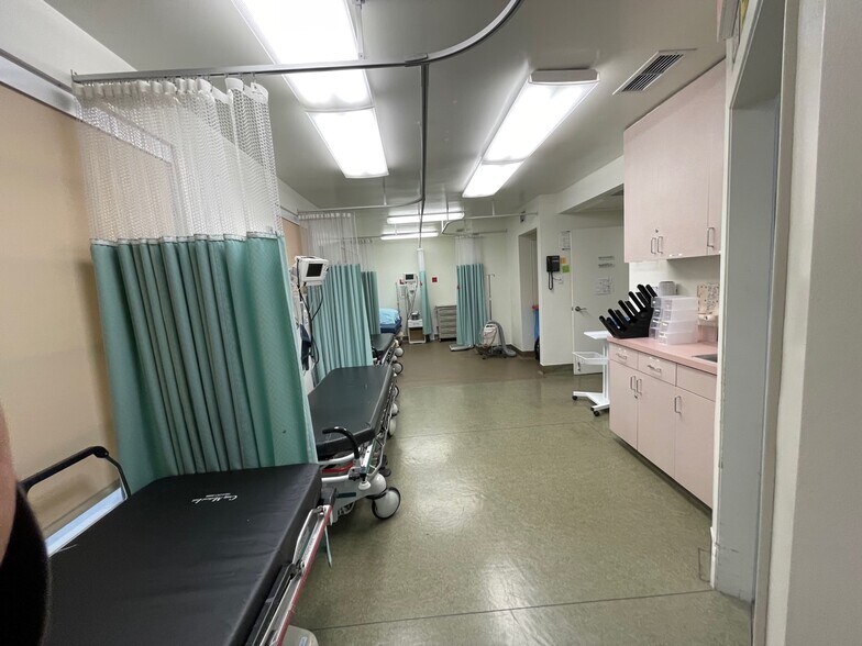More Photos Of 10866 Riverside Dr, North Hollywood Hospital For Lease