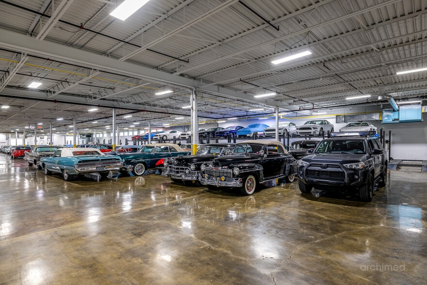 More Photos Of 4444 Rue Jarry E, Montréal Distribution For Sale