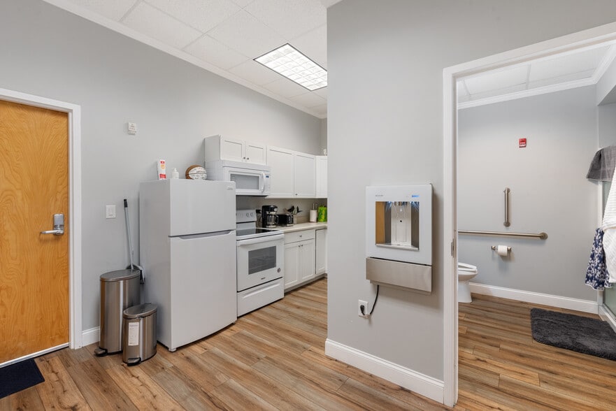 More Photos Of 129 Oakpark Dr, Mooresville Light Manufacturing For Lease