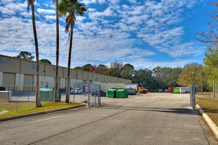 More Photos Of 11210 E Phillips Industrial Blvd, Jacksonville Warehouse For Lease