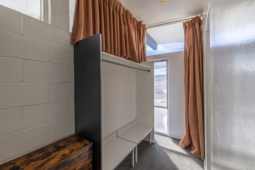More Photos Of 440 E A St, Casper Hotel For Sale