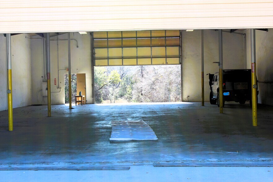 More Photos Of 1808 Barnett Dr, Weatherford Warehouse For Lease