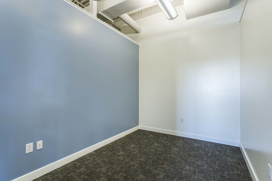 More Photos Of 900 Spring St, Jeffersonville Medical For Lease