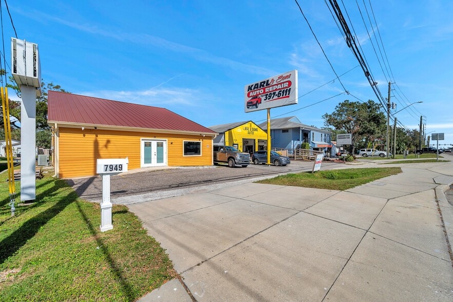 More Photos Of 7949 Ulmerton Rd, Largo Storefront For Sale