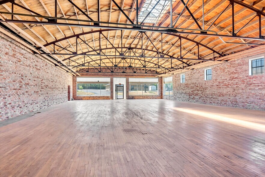 More Photos Of 815 W Broadway St, Ardmore Freestanding For Sale